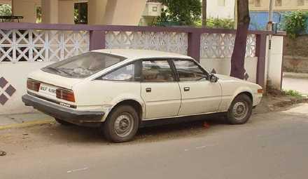 <I>Denna bil tycks ha frlorat sin frmre kofngare. Sannolikt ett resultat av den "hrda" indiska trafiken. 
</I> Bilden tagen av Karl Bhote i Puney.