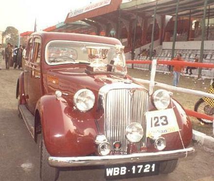 <I>The Mukerjee' P3 from 1948 with the two awards won in the Statesman Rally 2000.</I>
