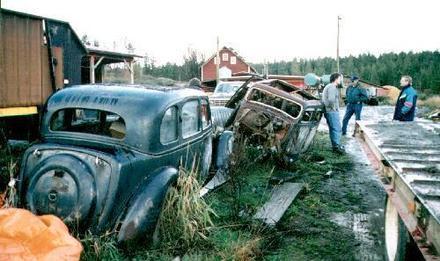 <I>The other one parked next to the black one is as you can see beyond all hope but it will yeald a few parts, such as a couple of doors, a back axle and an engine and tranmission.</I>