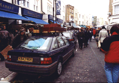 Detta foto av en Rover 214SLi frn 1992 togs p
marknaden p Portobello Road i London, November 1996. 
