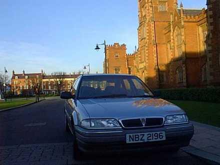<I>En 214 SLi utanför Queens University i Belfast.</I>