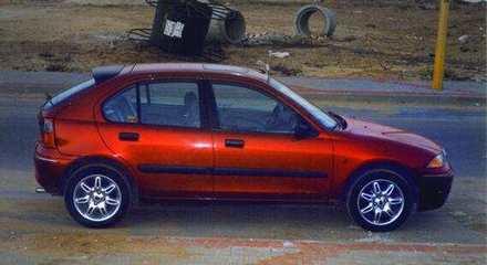 <I> Denna Rover 200 frn 1998 tillhr familjen Mendel i Israel. </I>