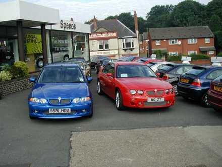 <I>Rover 45 som MG ZS till vnster och Rover 75 som MG ZT till hger </I>