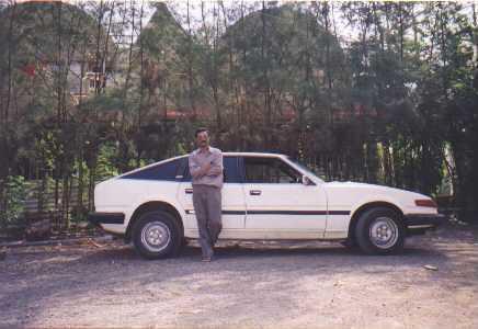 <I>Mister Jitendra Kulkarni with his Standard 2000 - the SD1 built in India. 
 </I>