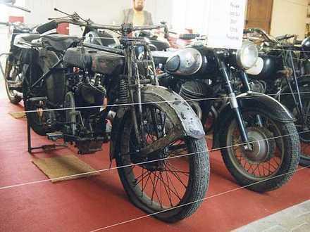 <I>P museet i vinslottet Savigny-les-Beaune i franska Burgund finns denna 500-kubikare frn 1918 tillsammans med en rad motorcyklar av allehanda slag.</I> Bilden har tagits av Michel Bonhomme.