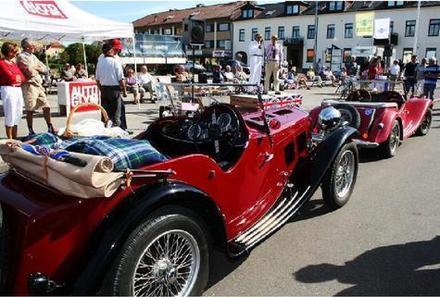 <I>Kre Lindn i samtal med "Bosse Bildoktorn" om sin mycket sllsynta Wolseley Hornet Special som syns i frgrunden.</I>