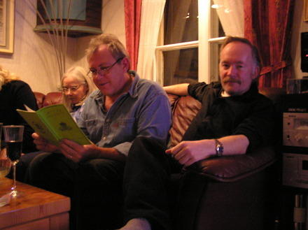 <I>Steinar Lindström läser Roverbladet (nr 1) i sällskap med Axel Dufweke<br>(bild från 2005)</I>