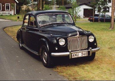 <I>Denna bil tillhr Hans Nordmark i Boden. Hans far kpte den ny i september 1954. Bilen r i originalskick och har endast krts sommartid.</I>