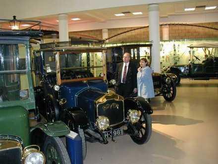 <I>Ett par svenskar beundrar Rover 6hp frn 1906 p British Heritage i Gaydon.</I>