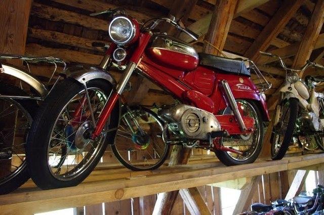 Inne p Moped-Museum i Bjrkens.