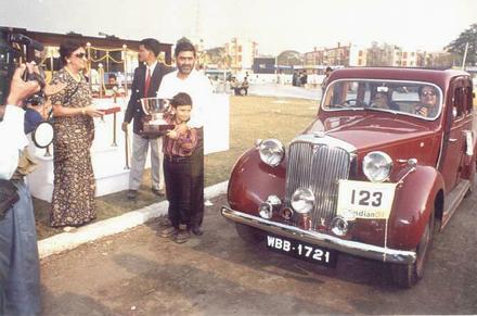 <I>Sarojesh Chandra Mukerjees recieving the highest award of the Statesman Vintage and Classic Cars Rally in Calcutta January 16th 2000.</I>