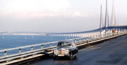 <I>This Rover 100 was the first Rover om the bridge across the Sound between Sweden and Denmark. The car was there long before the bridgewas opened for traffic!</I>