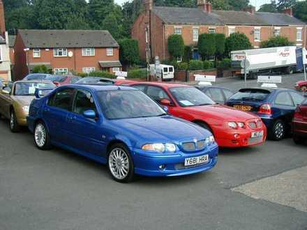 <I>Rover 45 som MG ZS till vänster och Rover 75 som MG ZT till höger. </I>