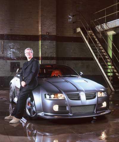 <I>En mästare med sitt verk - MG Rovers designchef Peter Stevens
visar upp företagets supersportbil MG XPower SV. </I>