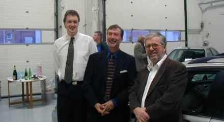 Roverklubbens Paul Adkin och Bosse Arnholm flankerar generalagentens Jan Wendel vid VIP-introduktionen av Rover 75 Tourer i Gteborg den 27 september 2001.