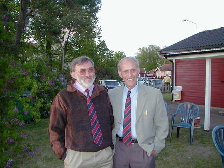 <I> Dessa gentlemän, Stig Jönsson och Folke Gustafsson, hade kvällen till ära klätt sig i sina fina Roverslipsar</I>