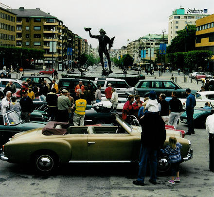 <I>Rover P4 Pininfarina frn 1952 beundras av gammal och ung p
Gtaplatsen</I>