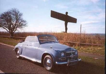 <I>Tickford Drophead vid skulturen "Angel of the North" i Gateshead, UK, i Mars 2000.
</I>