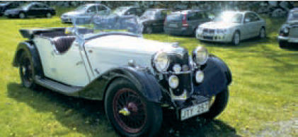 <i>Rover Club of Sweden höll nyligen årsmöte i Sätra Brunn och cruisade runt i länet. På bilden en Riley Lynx från 1937. Foto: Gwenda Fullard</I>