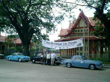 <I>Bilden togs vid rallyt till Hua Hin i södra Thailand 2003 och visar några av bilarna utanför Hua Hins järnvägsstation. Från vänster Somchais VW Karmann Ghia från 1956, Stuart Penkeths Rover 100 från 1960 och till höger Tewees Mercedes 190 SL. 
</I>