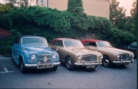 <I>Tre Rover Dropheads utanför puben! Tickford Cyclops, Farina och Mulliner. Bilden togs på hemvägen från P4 National 2000. 
</I>