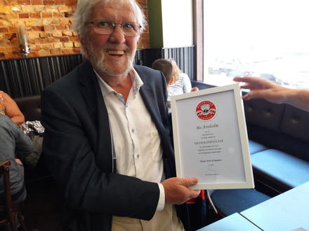 Bosse Arnholm fick sitt diplom överantvardat på puben The Rover