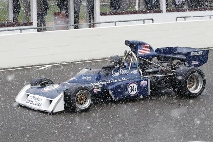 <i>Formel 5000 bil i snöfall, troligen ganska ovanligt</I>