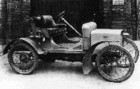 <I>Detta är Rovers första bil,<br>8HP som byggdes 1904.</I>