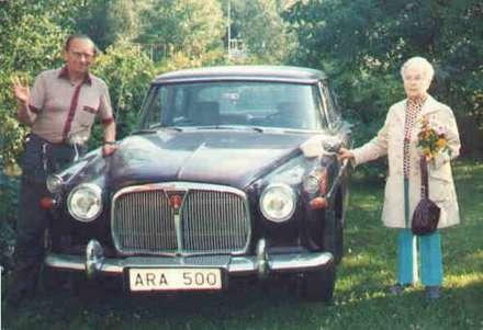 <I>Fotot togs 1989. Det är Mikaels far Edgar till vänster och faderns faster Elisabeth till höger om klenoden. Elisabeth var 97 år gammal när bilden togs!</I> 